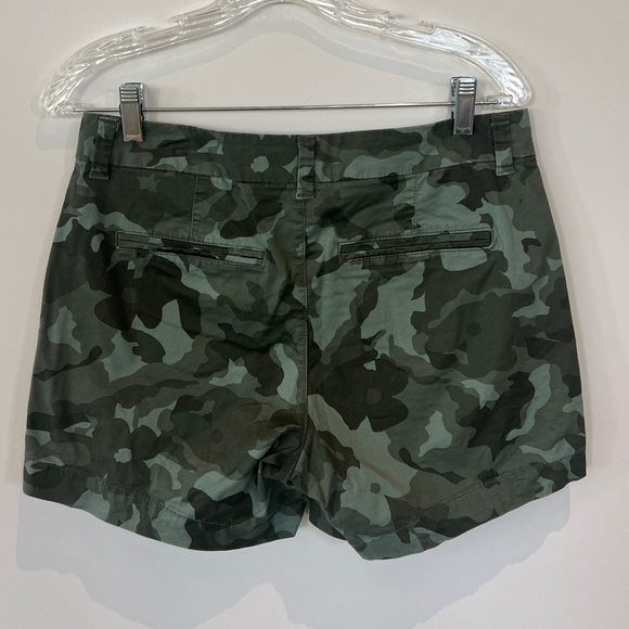 Old Navy Everyday Green Camouflage Mid-Rise Shorts. Women’s 4 - Picture 7 of 11